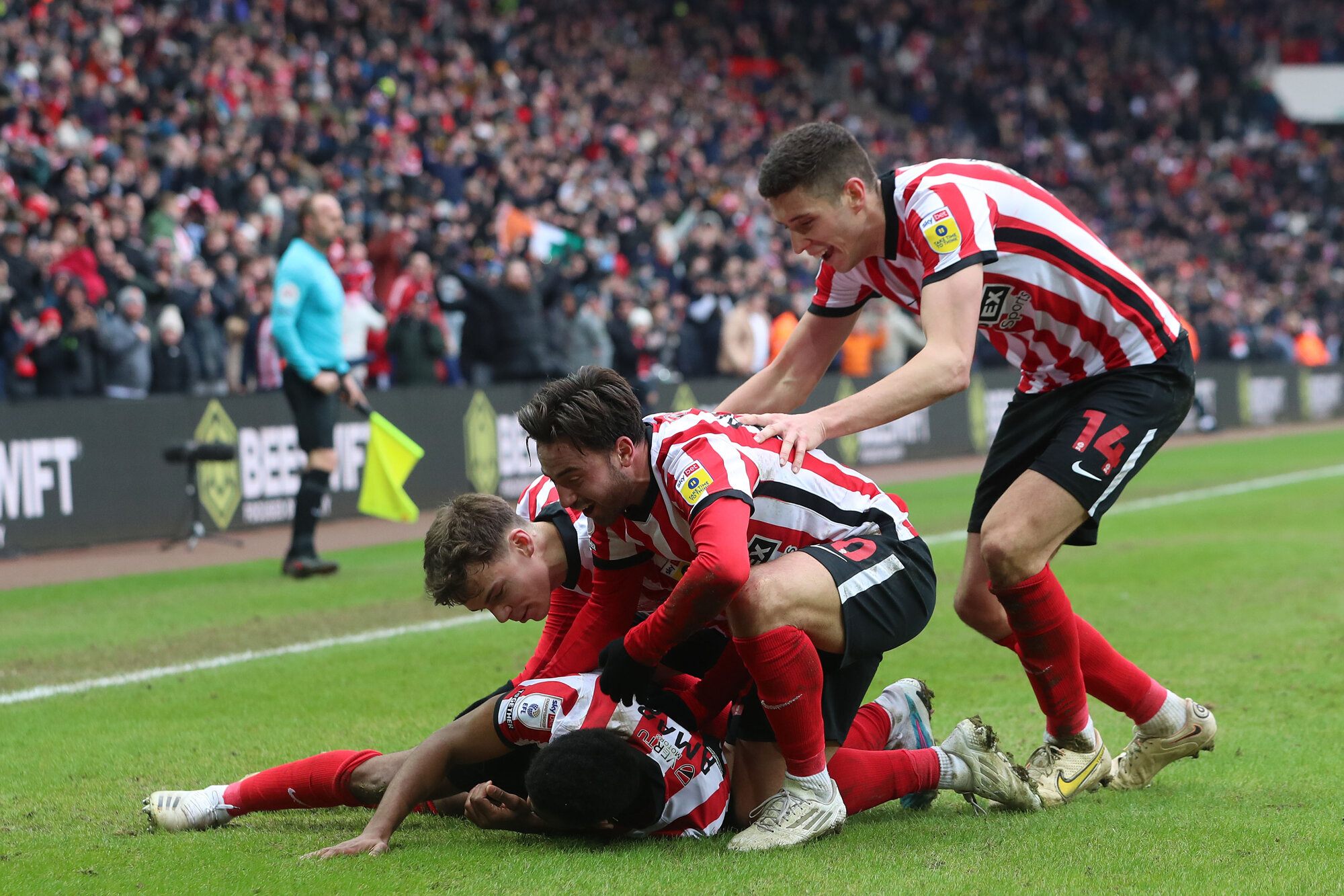 Millwall blow promotion hopes in crazy 45-min collapse as delirious  Sunderland sneak into playoff places